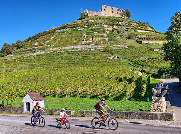 Radfahren am Fuße des Schlossbergs mit Burgruine